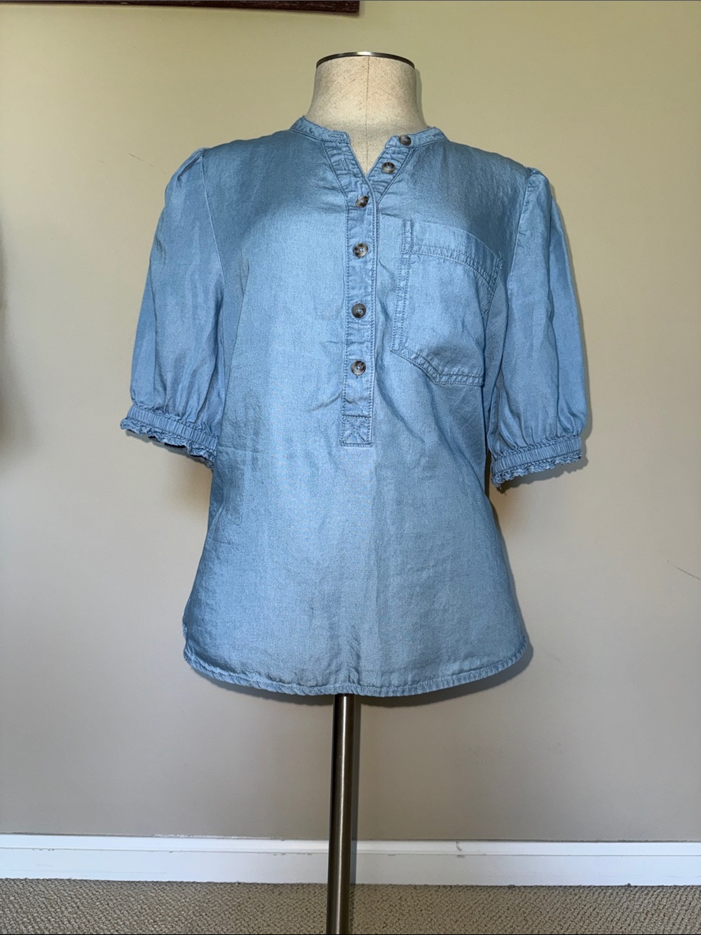 Women's Light Blue Short-Sleeve Button Placket Blouse